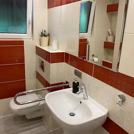 4 Bedroom Family House With Access To A Hot Tub