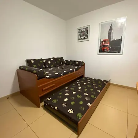 Apartment 4 Bedroom Family House With Access To A Hot Tub *