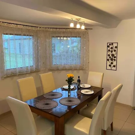 4 Bedroom Family House With Access To A Hot Tub *