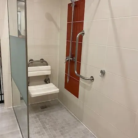 Apartment 4 Bedroom Family House With Access To A Hot Tub *