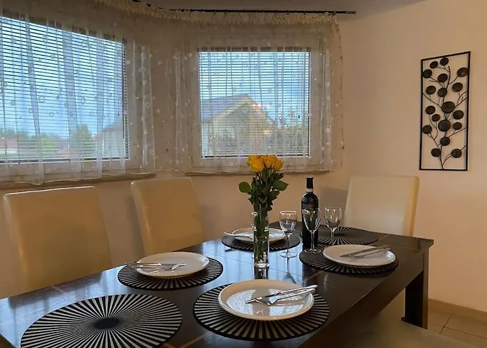 4 Bedroom Family House With Access To A Hot Tub