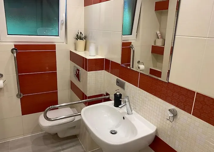 4 Bedroom Family House With Access To A Hot Tub