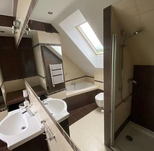 4 Bedroom Family House With Access To A Hot Tub Apartmán *