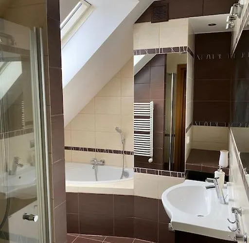 4 Bedroom Family House With Access To A Hot Tub Apartmán