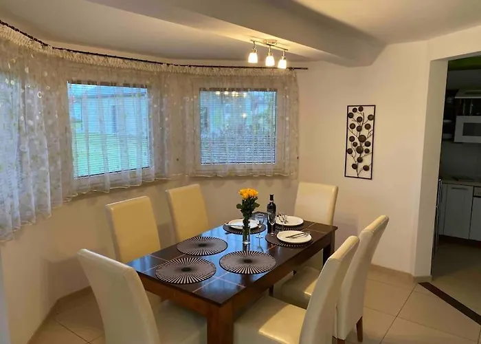 4 Bedroom Family House With Access To A Hot Tub *